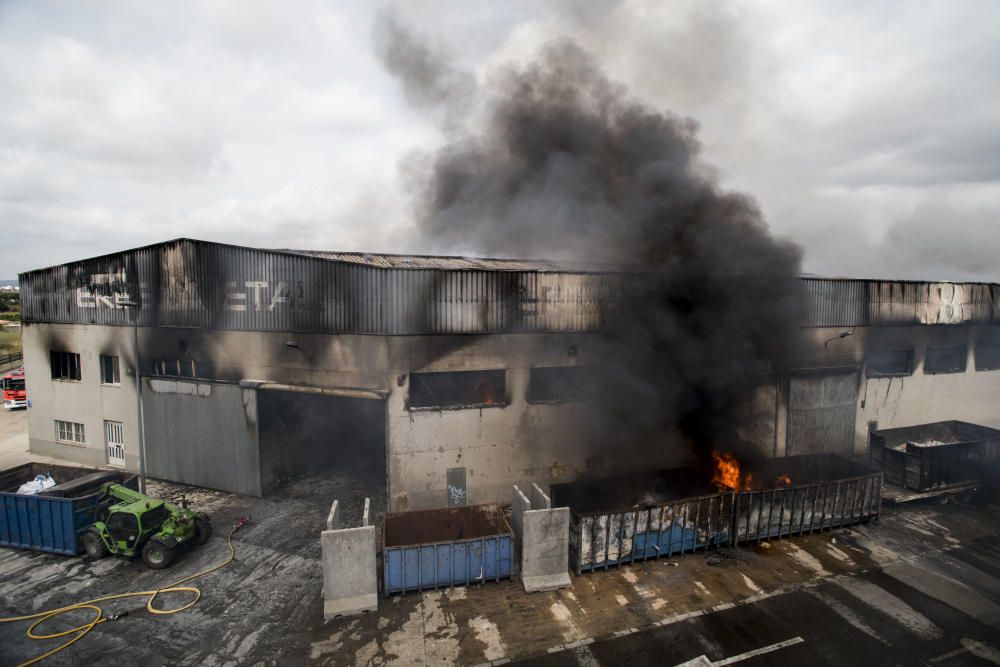 Incendio en una empresa del Polígono Industrial la Fillola, en Aldaia