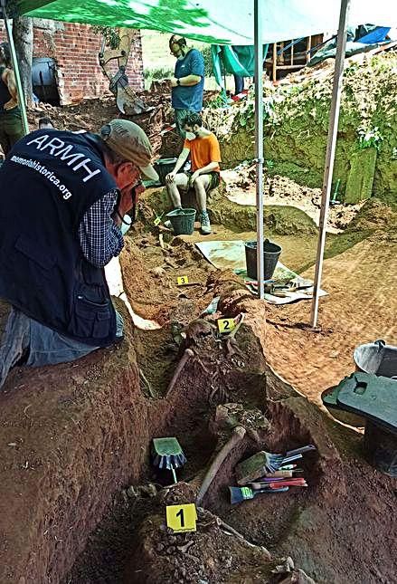 Uno de los voluntarios de la ARMH realiza fotografías para documentar el trabajo arqueológico. | S. Arias