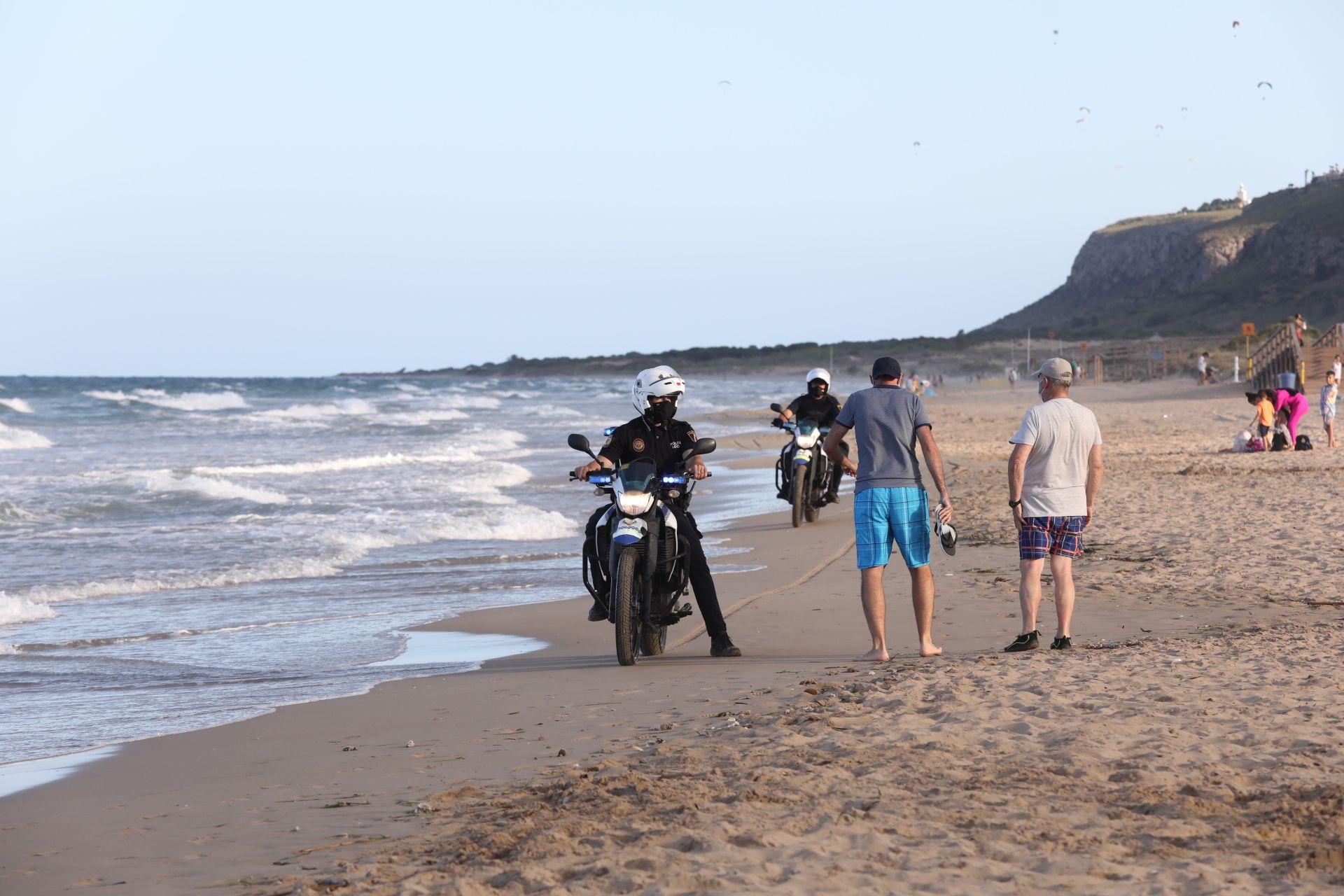 La policía desaloja la playa de Arenales en la noche de San Juan