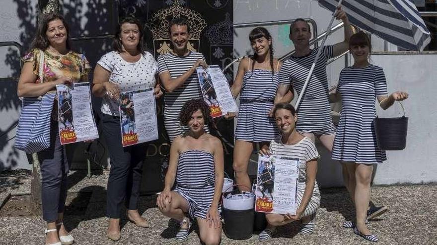 Las ediles Teresa París y Carmen Amoedo (izq), ayer, con los organizadores del Festival de Cabaré de Redondela. // Cristina Graña