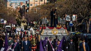 La processó de la Confraria 15 +1 de l’Hospitalet reuneix centenars de persones