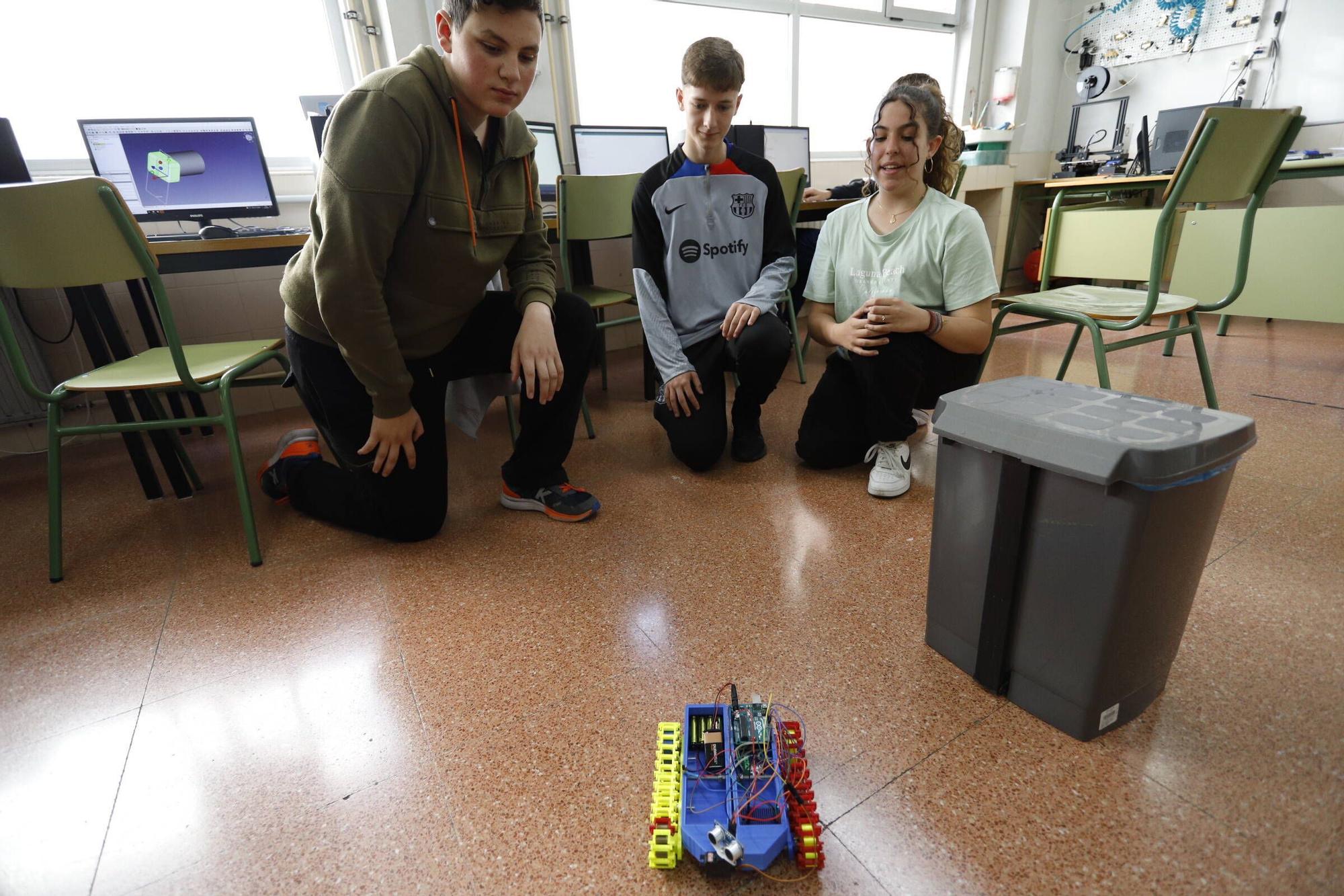 De aula en aula: el IES Padre Feijoo, una apuesta firme por la robótica (en imágenes)