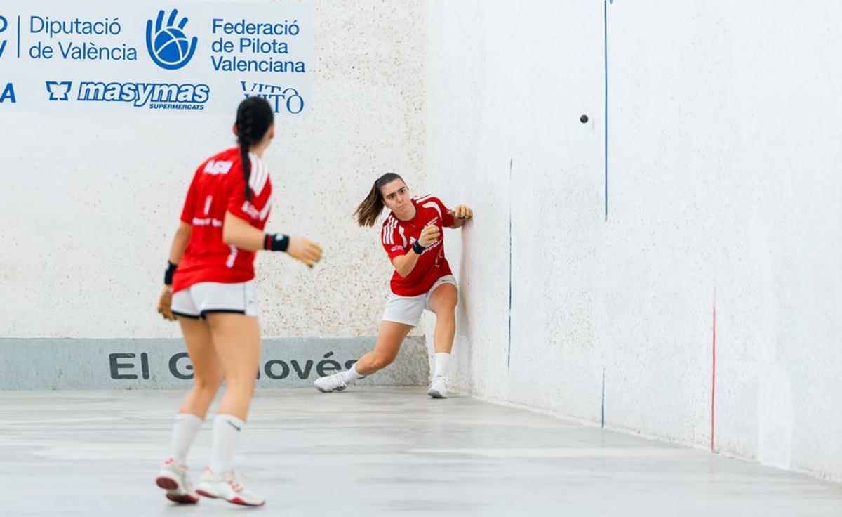 Ana i Marina (Orba) defensen el joc des del resto.