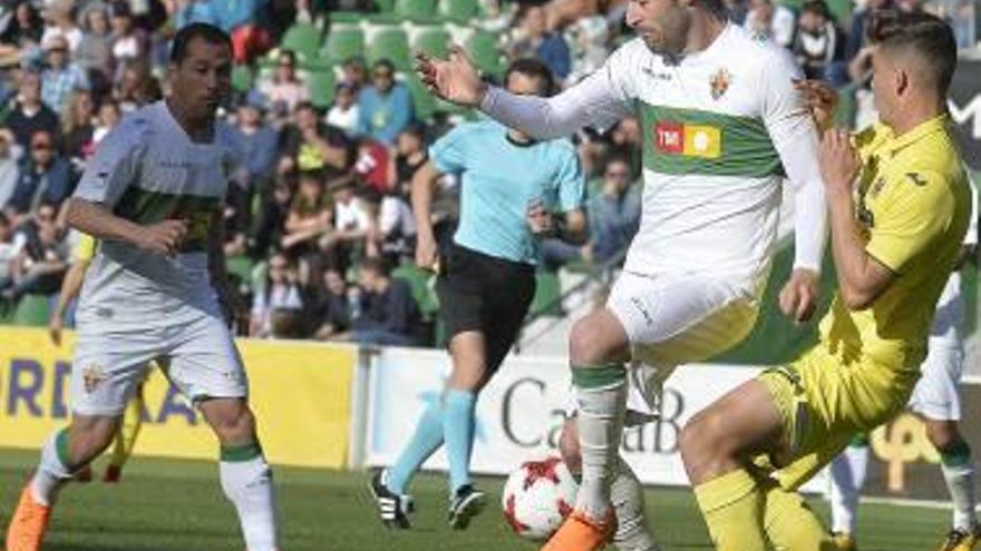 Benja intenta llevarse el balón ante un jugador del Villarreal B en presencia de Collantes.