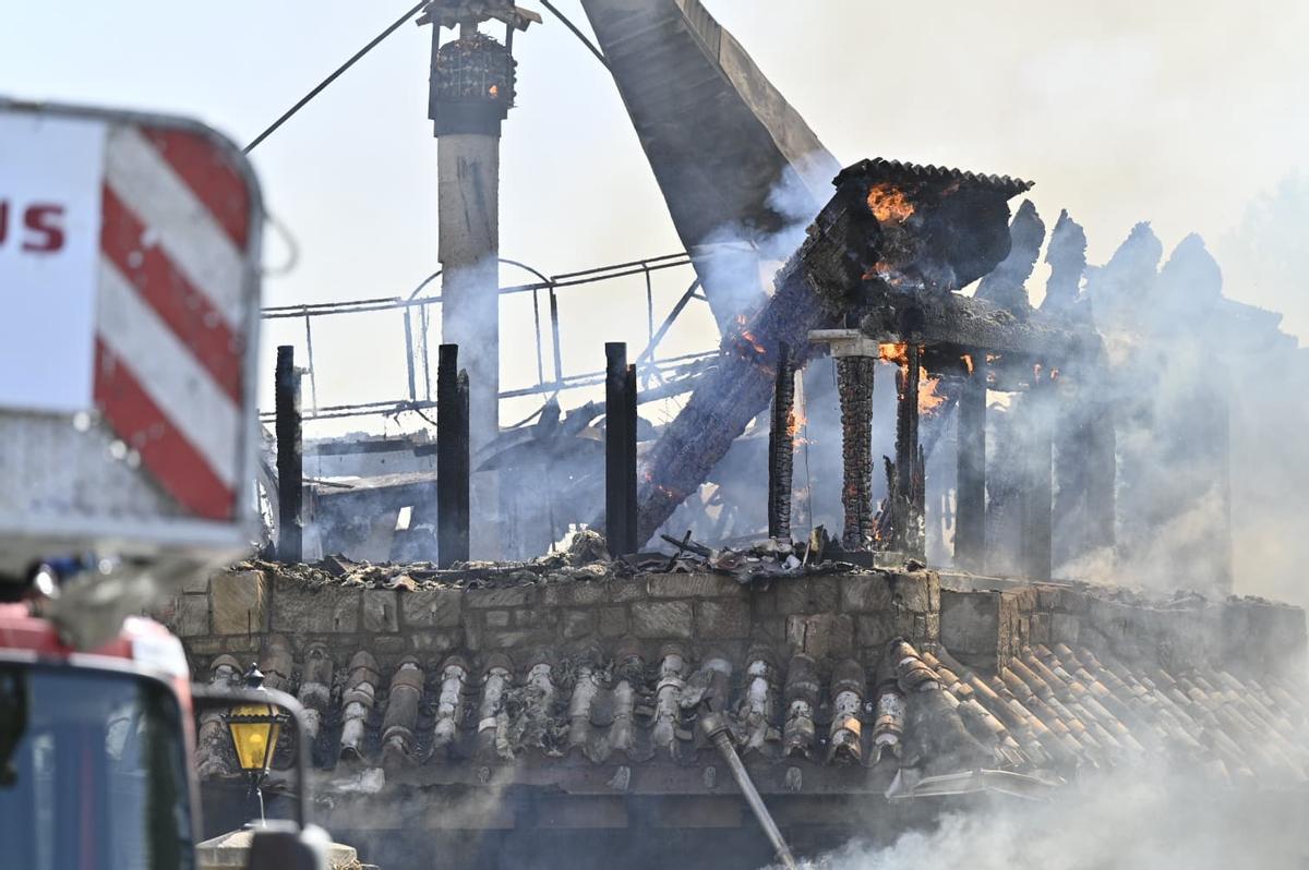 En imágenes | Un incendio calcina el restaurante La Junquera de Zaragoza