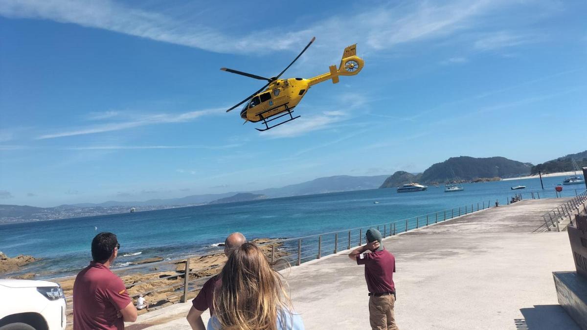 El helicóptero durante el momento del rescate.