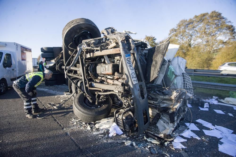 La AP-9 cortada en Abegondo al chocar dos camiones