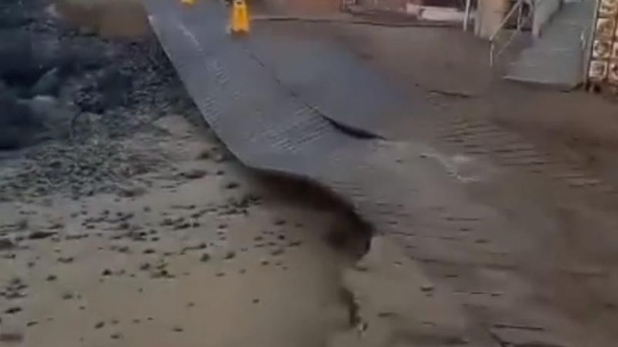 El mar se lleva parte de la escollera en el acceso a la playa de Maspalomas