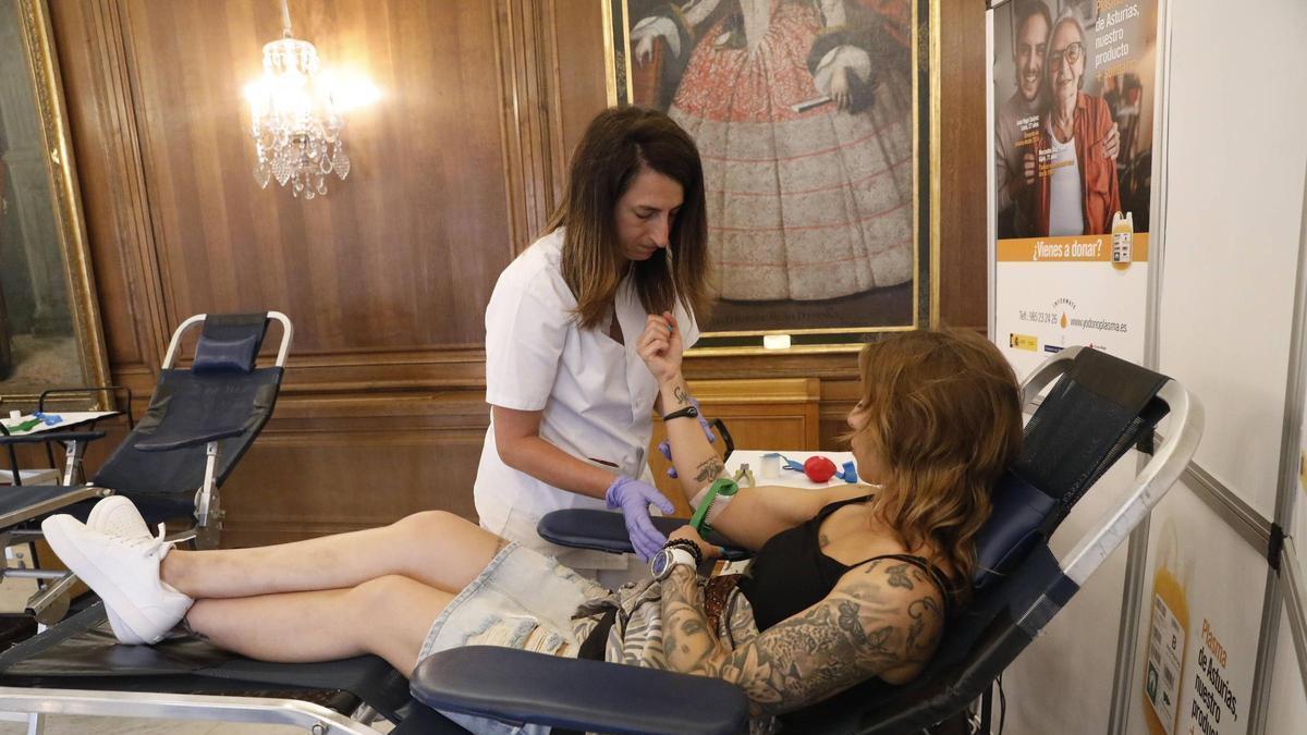 Saray Durán, en la camilla, realiza una donación atendida por la enfermera Lidia Suárez.