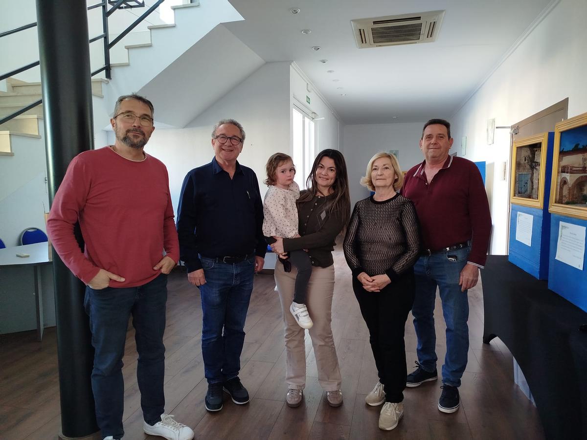Vera Ibáñez Agudo, la niña Angelet de la Corda 2026, con su familia y el alcalde de Alfarrasí.