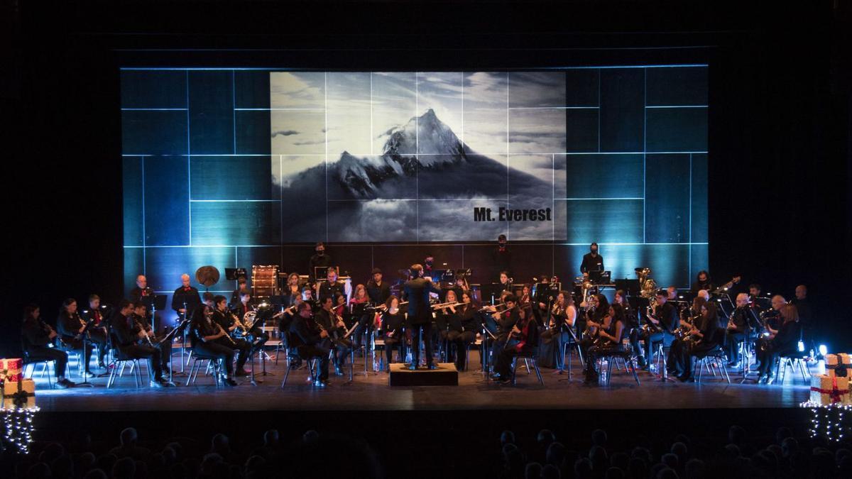La Unió Musical del Bages va interpretar ahir el concert de Cap d’Any a la Sala Gran del teatre Kursaal de Manresa | MIREIA ARSO