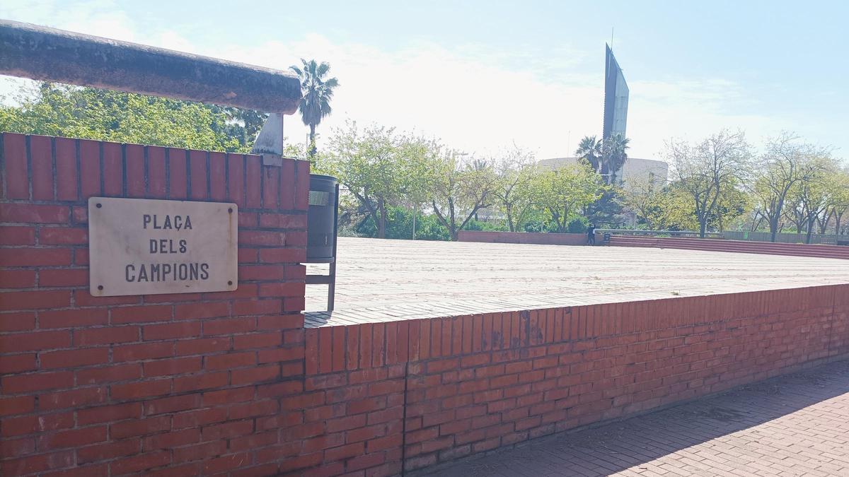 La placa de entrada a la Plaça dels Campions en la Vila Olímpica.
