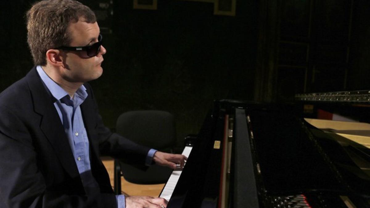 El pianista británico autista y ciego, Derek Paravicini, en el anfiteatro del Colegio de Médicos de Madrid, el pasado día 31.