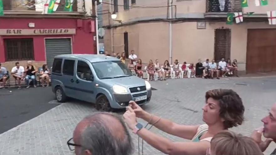 Una furgoneta se encuentra de cara a los Moros y Cristianos en Sumacàrcer