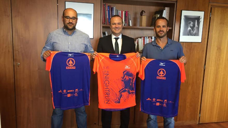 El alcalde recibe la camiseta oficial