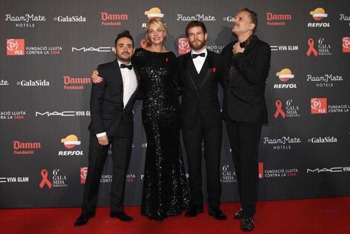 Juan Antonio Bayona, Belén Rueda, Álvaro Cevantes y Miguel Bosé, en la gala la Lucha contra el SIDA 2015.