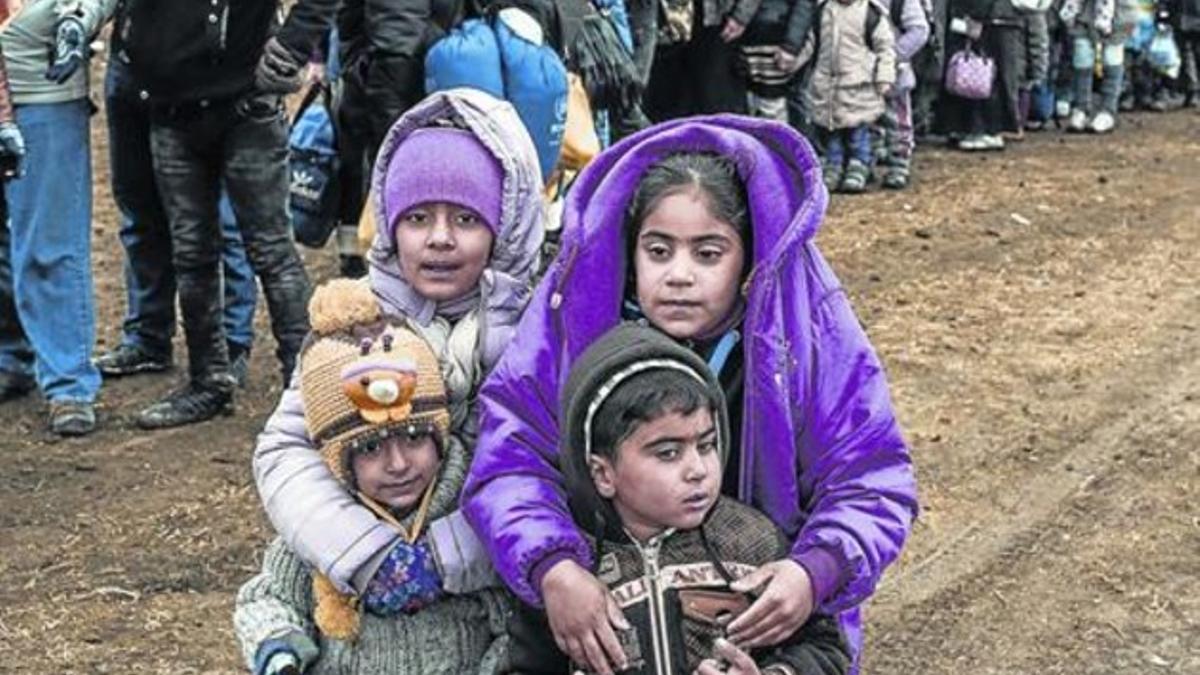 Un grupo de niños,  en la frontera de Macedonia con Serbia.