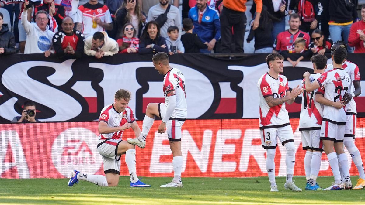 Alemao celebra un gol con Oscar Trejo en su despedida del Rayo Vallecano.