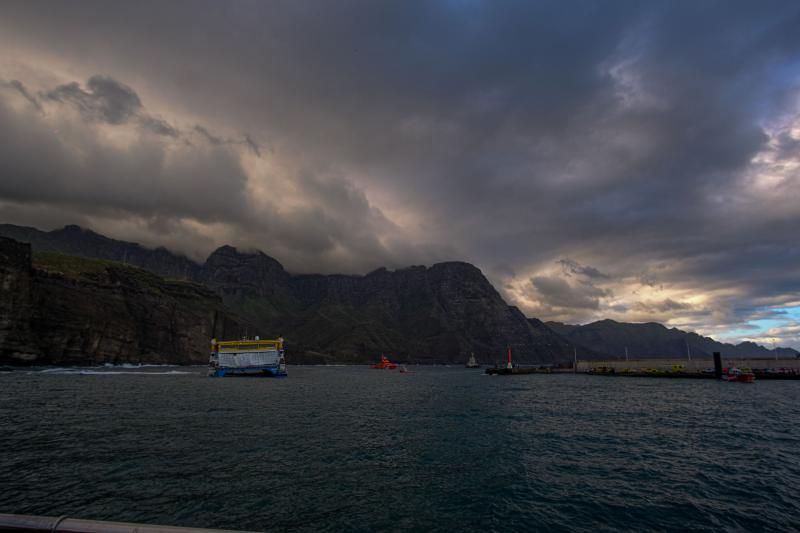 Traslado a puerto de los pasajeros del ferry encallado en Agaete