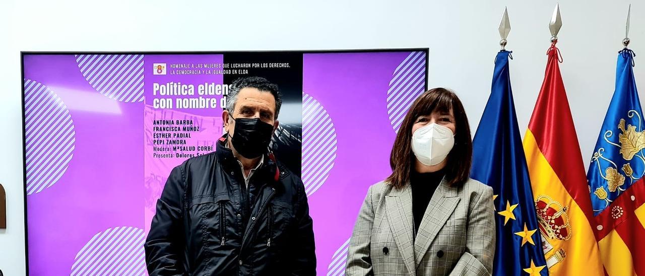 Los hermanos Amado y Charo Navalón presentando la actividad en el Ayuntamiento de Elda.