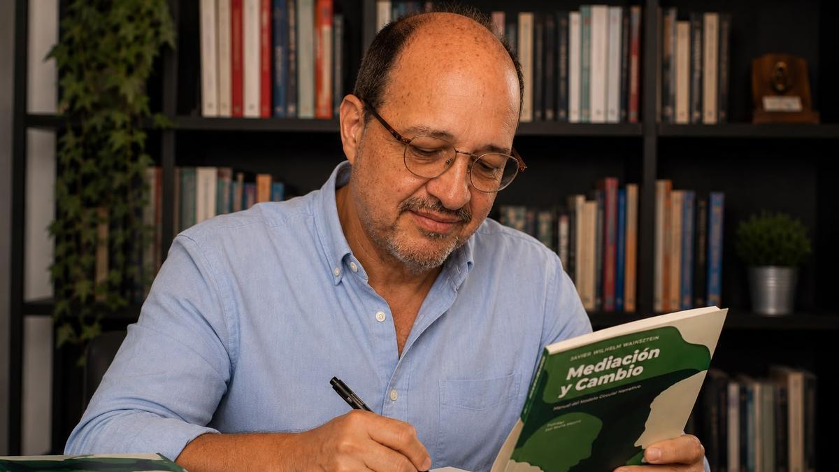 Javier Wilhem firma su libro 'Mediación y cambio'.