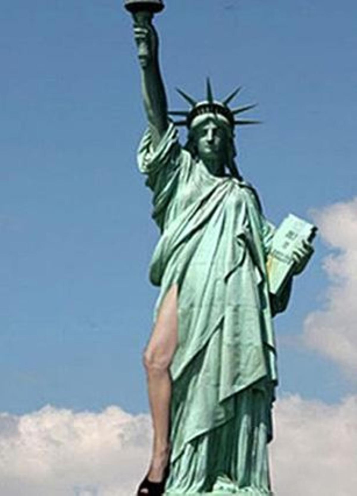 Una cama de Jolie apareix sota la toga de l’Estàtua de la llibertat.