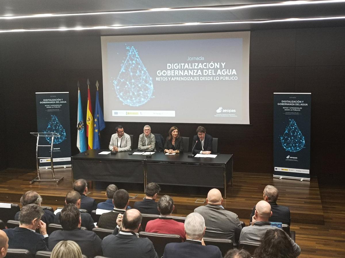 La conselleira de Medio Ambiente, Ángeles Vázquez, y el alcalde, Carlos Calvelo, a la dcha., en el arranque de la jornada sobre digitalizción del agua.