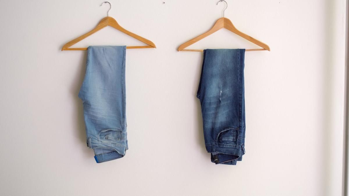 PERCHAS EN DIAGONAL  Colgar la ropa en diagonal: la vuelta que debes darle  a tus perchas para que la ropa no se deforme