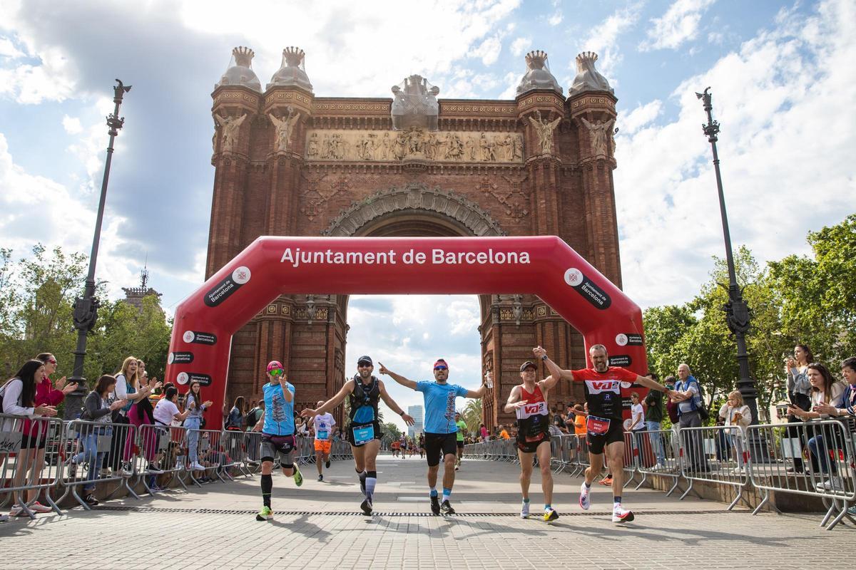 Corredores de la Marató de Barcelona a su paso por Arc de Triomf.