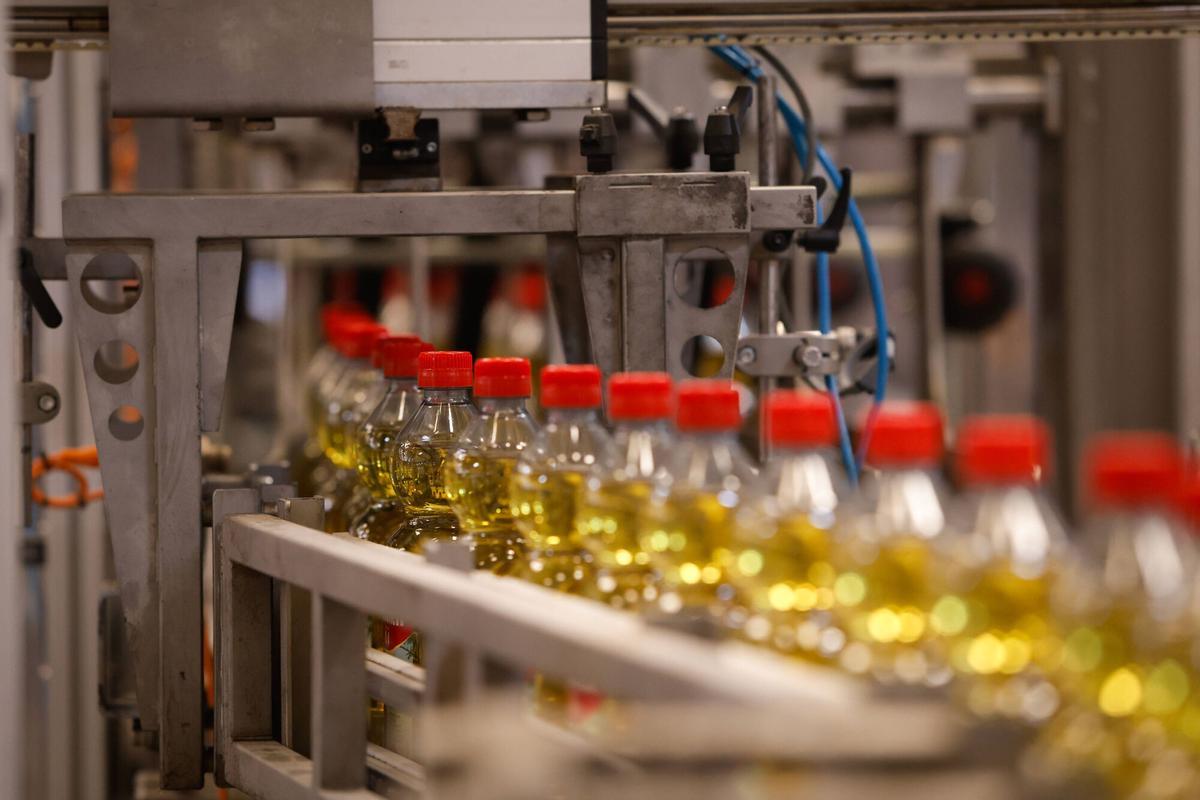 Envasado de aceite en una fábrica.