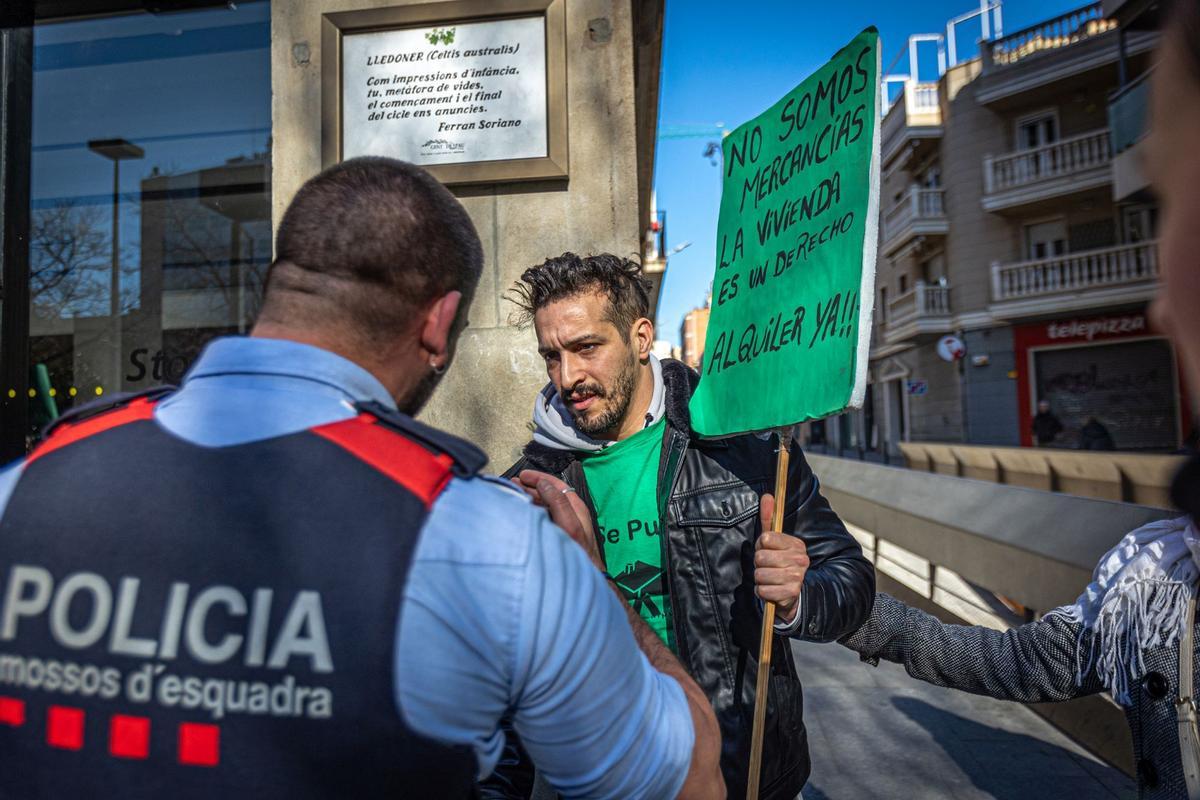 Acción de la Pah  para reclamar alquileres sociales para Djamila y Rosario