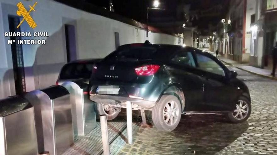 El vehículo en el que huía uno de los presuntos ladrones tras chocar con un bolardo en Jerez de los Caballeros.