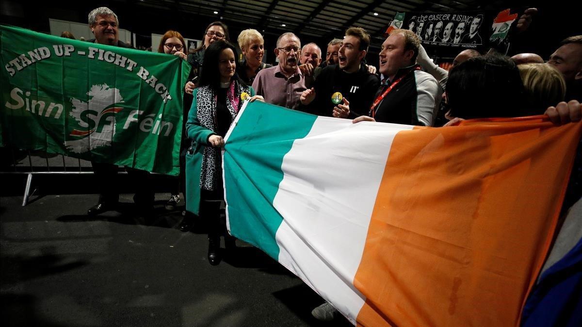 zentauroepp52273757 file photo  sinn fein supporters hold a national flag as vot200214190608