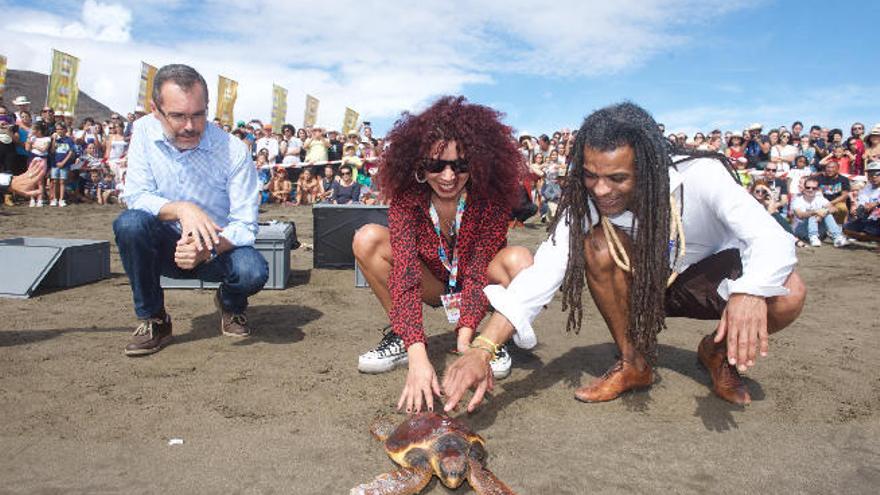 Marcial Morales observa la suelta de una tortuga durante el festival Womad.