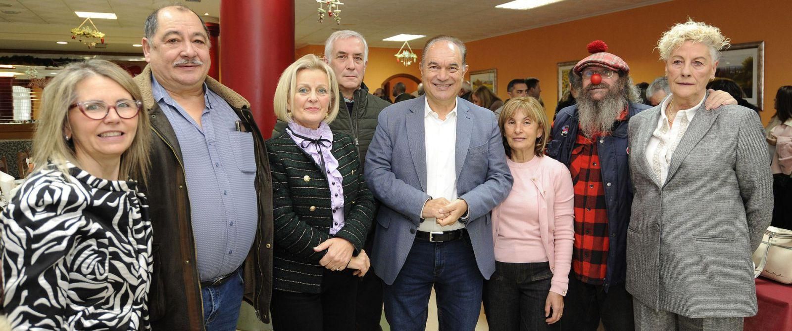 Los jubilados con Crespo y Pérez. | Bernabé/Javier Lalín