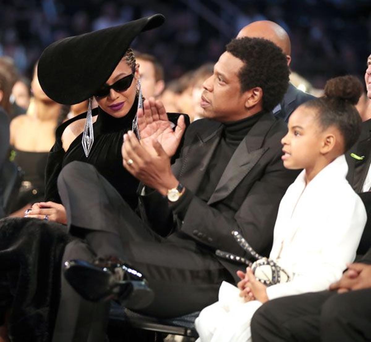 Beyoncé junto a Jay Z y Blue Ivy en los premios grammy