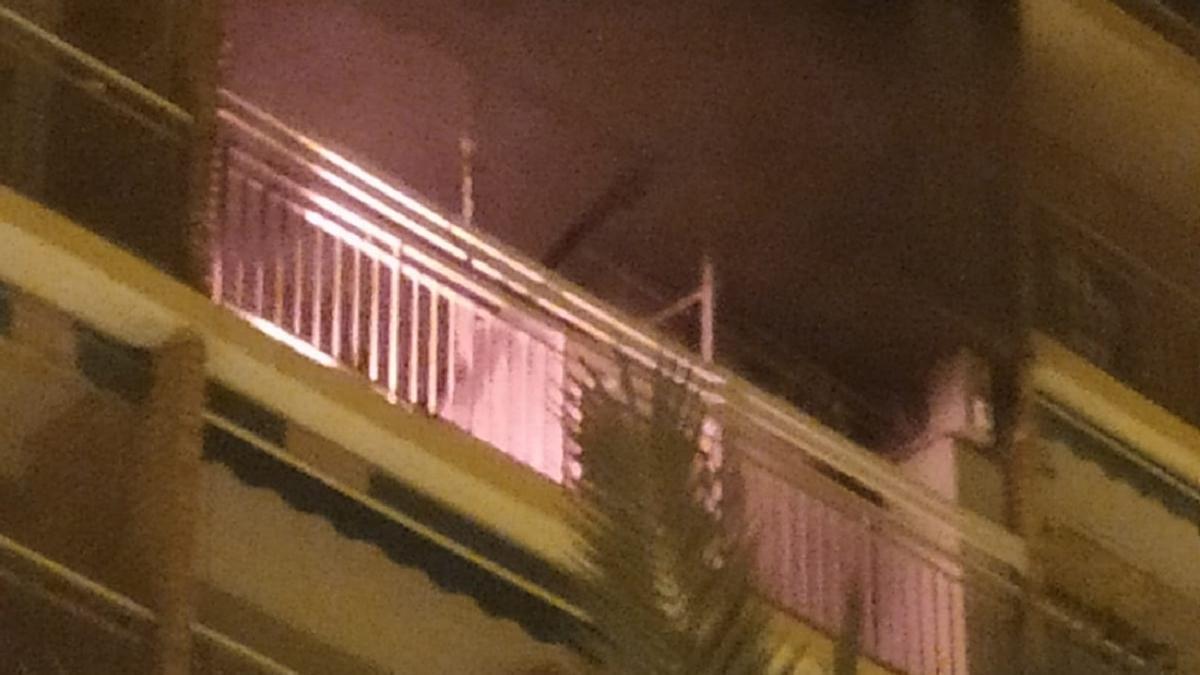 Arde el balcón de un apartamento en la playa de Cullera