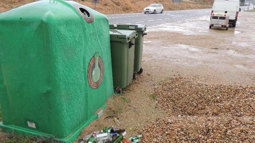 Botellas depositadas junto a un contenedor de Camarzana.