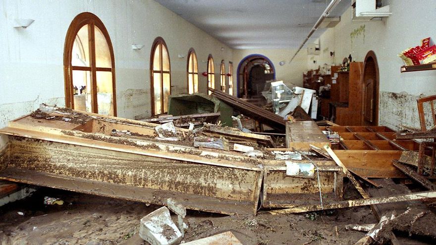Interior de les dependències del monestir, completament negades d’aigua i fang - Arxiu/Jordi  Serarols