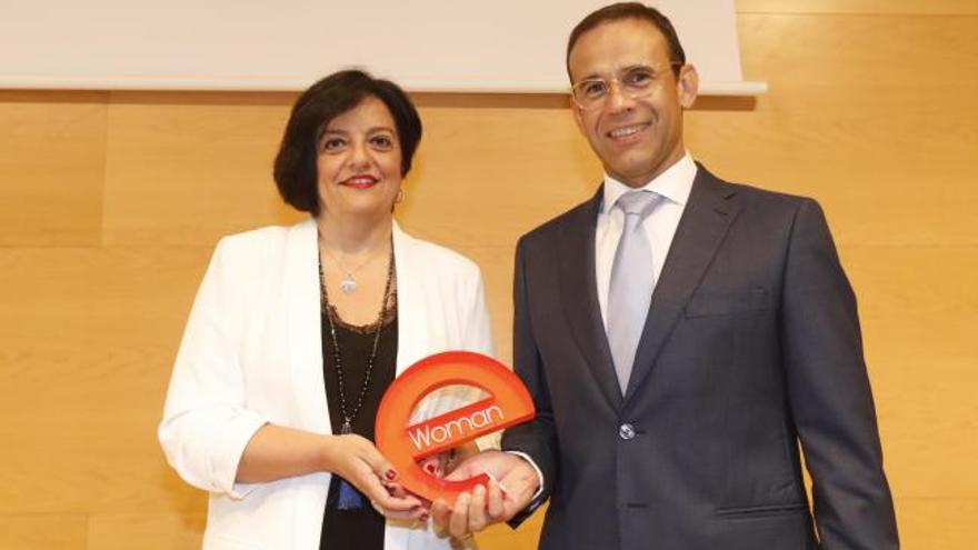 Judith Viader rep el premi de mans de Jaume Massana, director territorial de Caixabank a Catalunya