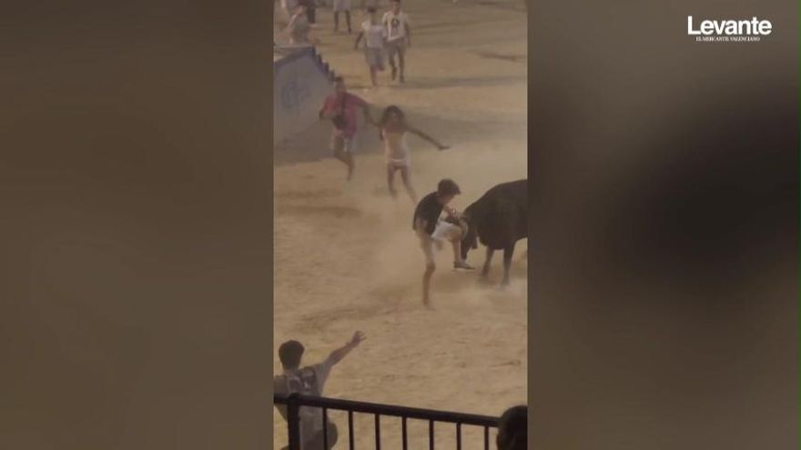 Dos impresionantes cogidas dejan un herido grave en el Port de Sagunt