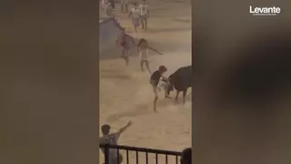 Dos impresionantes cogidas dejan un herido grave en el Port de Sagunt