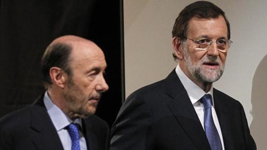 Rubalcaba y Rajoy, antes del debate en la Academia de Televisión.