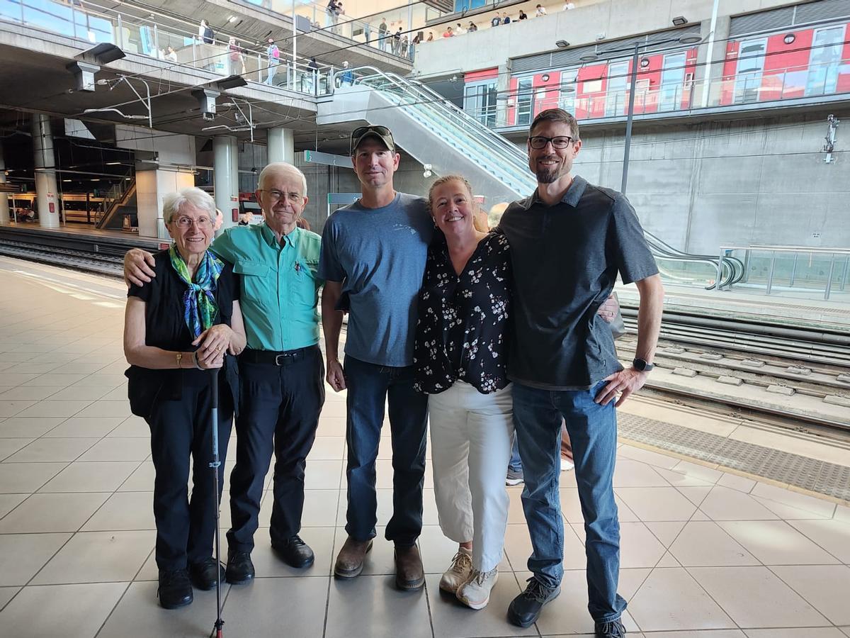 Esta familia de Estados Unidos pasó el día en la estación de Castelló.