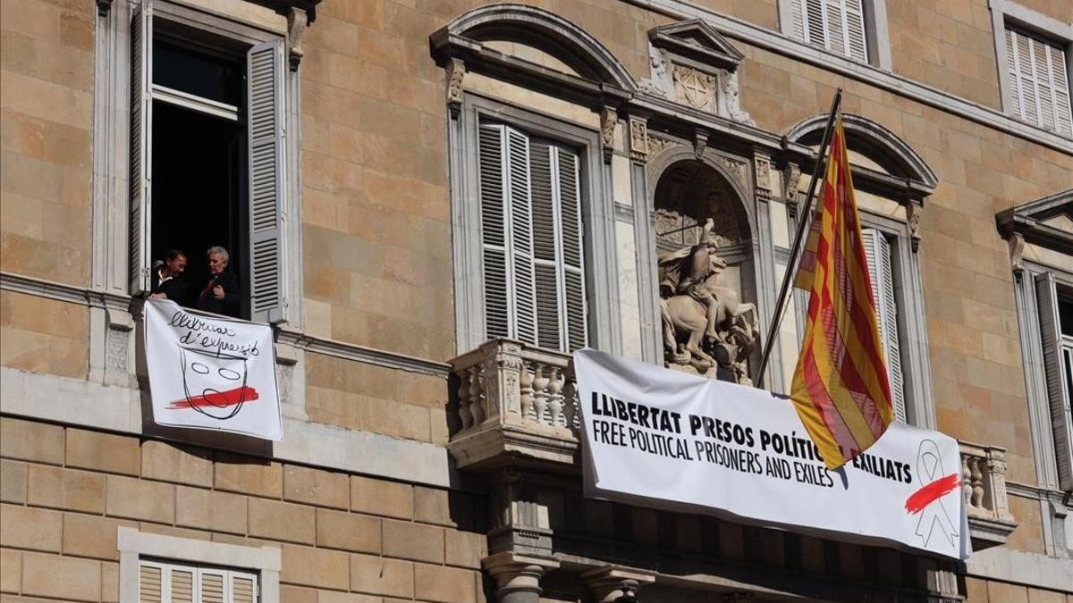 Las dos nuevas pancartas en la fachada de la Generalitat