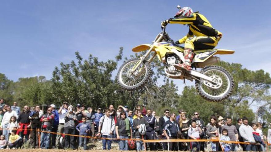 aUno de los pilotos vuela por encima del numeroso público reunido en el circuito de Sant Josep.