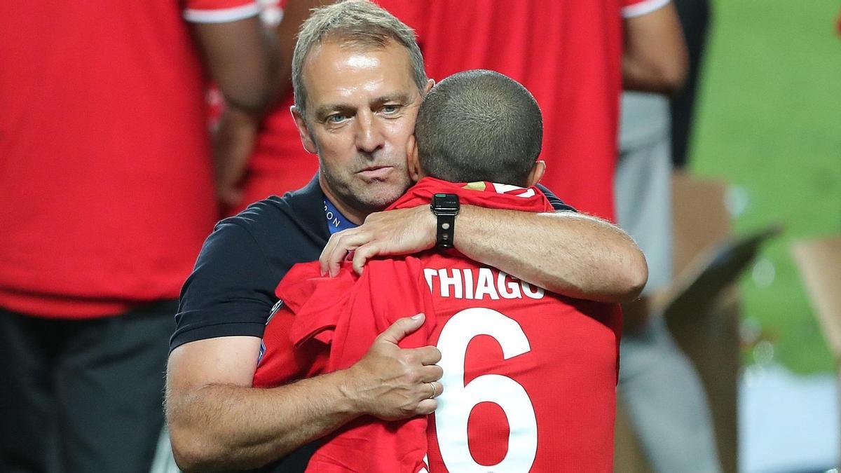 Flick felicita a Thiago Alcántara al término de la final de la Champions 2020.