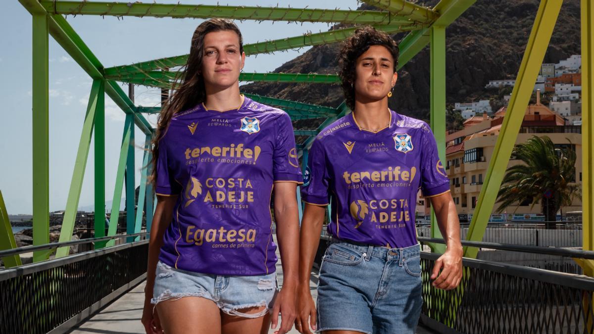 Carlota y Elba, con la segunda equipación del Costa Adeje para la 26/27