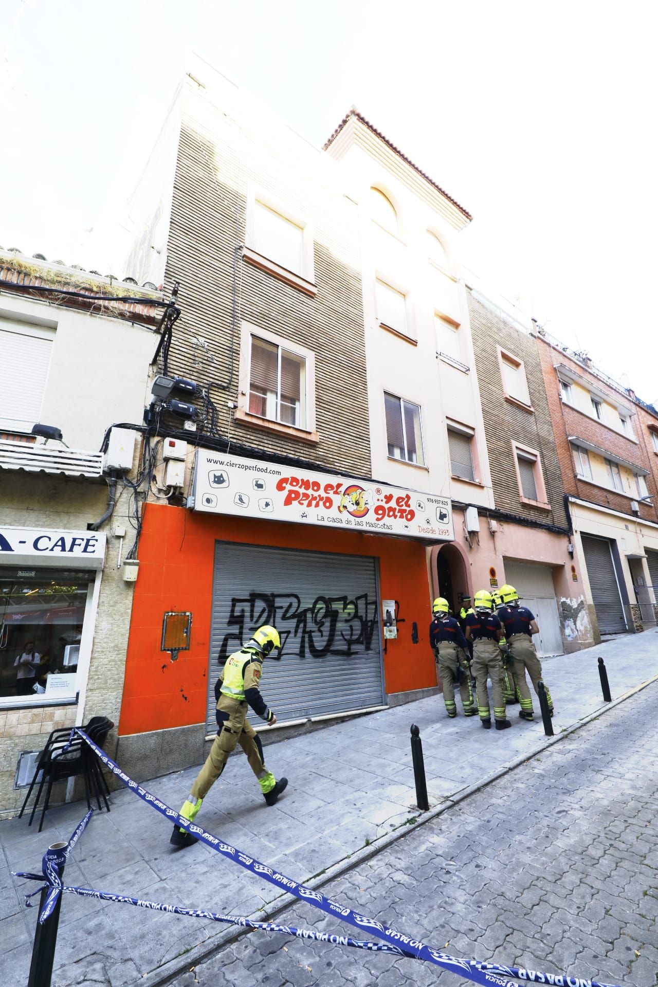 En imágenes | Desalojo de un edifico en Torrero