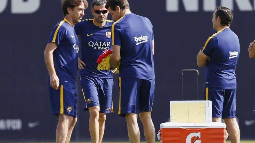 Luis Enrique, con gafas de sol, conversa con su cuerpo técnico en el último entrenamiento blaugrana.